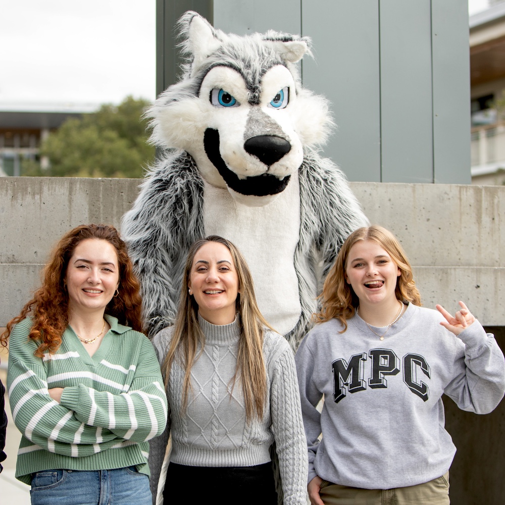 MPC Students Posing with Louie the Lobo